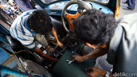 Para supir bemo itu pun memperbaiki kendaraannya sambil mengisi waktu.