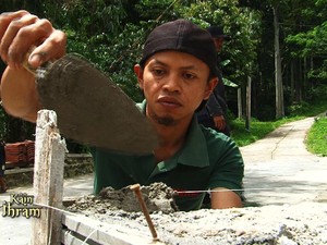 Rajin Sedekah, Tukang Batu Ini Dapat Berkah Umrah