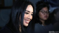 Senyum manisnya membuat Dea terlihat semakin bersinar.