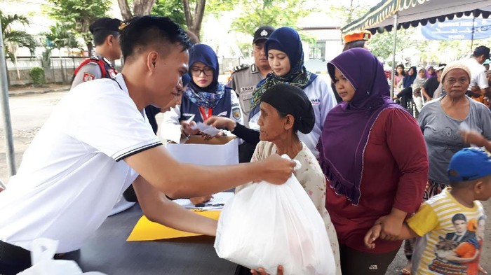 PT KAI Daop 8 Surabaya Berbagi Bingkisan ke Warga Sekitar