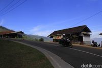 Di sepanjang jalur Cijapati ini banyak warung untuk area istirahat. 