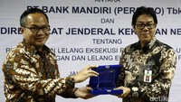Dirjen Kekayaan Negara Sony Loho dan Direktur Utama Bank Mandiri Kartika Wirjoatmodjo tengah berbincang usai penandatanganan MoU di Gedung Kementerian Keuangan, Jakarta, Jumat (16/6/2017).