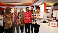 Tak lupa, mereka pun mengajak sang Gubernur untuk berfoto bersama. Foto: dok. Pemprov DKI
