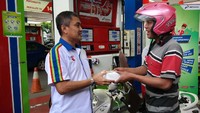 PT Pertamina (Persero) melakukan kampanye Pertamax Berkah Perjalananku, menyiapkan berbagai program, seperti Diskon Mudik Pertamax, Promo Gratis Oli, Penyediaan Ta’jil Gratis, serta Penyaluran Zakat, Infaq dan Sedekah di SPBU Pertamina. Foto: dok. Pertamina
