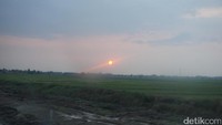 Semburat warna merah matahari saat akan tenggelam bikin syahdu perjalanan. Latarnya adalah pedesaan yang masih asri dengan hutan kampung dan persawahan (Masaul/detikTravel)