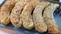 Pie daging juga dibentuk pisang. Puff pastry ini diberi taburan keju dan isi cincangan daging. Rasa asin keju cukup dominan pada pie.