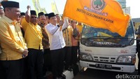 Novanto melepas pendistribusian 125 ton sembako untuk wilayah Jakarta.