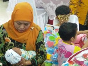 Mensos Jenguk Keluarga yang Lahirkan Bayi di Gang Sempit Tambora