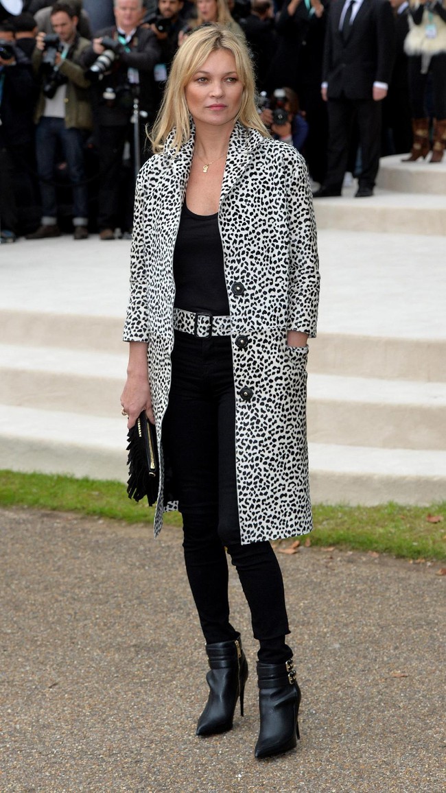 Kate Moss attends the Burberry Womenswear Spring/Summer 2016 show during London Fashion Week at Kensington Gardens on September 21, 2015 in London, England.  (Photo by Stuart C. Wilson/Getty Images for Burberry)
