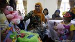 Mensos Temui Keluarga Joni-Isa yang Lahiran di atas Kardus Bekas