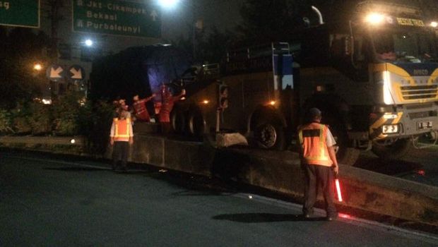 Petugas Jasa Marga sedang berusaha mengevakuasi truk yang mogok