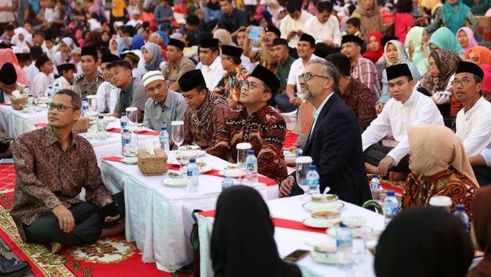 Dubes Inggris Buka Puasa Bersama Ribuan Duafa di Pantai Losari