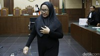 Atut meninggalkan Pengadilan Tipikor usai menjalani sidang tuntutan.