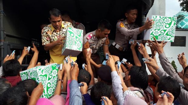 Dijual juga bingkisan di bazar Ramadan ini
