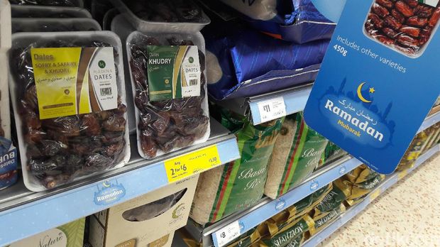 Kurma di toko bertema Ramadan