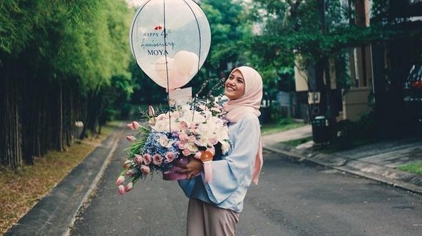 Herfiza Berhijab Jadi Kado HUT Pernikahan dengan Ricky Harun