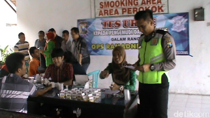 Sopir Angkutan Lebaran di Blitar Dites Kesehatan dan Urine