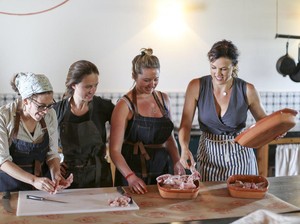 Asyik! Ini Kemah Khusus Buat Wanita yang Mau Belajar Panggang Daging