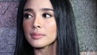 Pulasan lipstik pink dengan makeup flawless membuat aktris berusia 31 tahun itu terlihat semakin cantik.