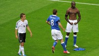 Kalau mau yang lebih garang, coba lihat Mario Balotelli kalau lagi buka baju saat selebrasi golnya. Foto: Michael Regan/Getty Images