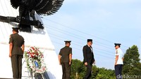 Djarot meletakkan karangan bunga di Monumen Taman Makam Pahlawan (TMP) Kalibata. 