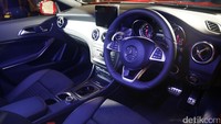 Interior GLA bergaya atraktif. Media display berukuran 8 inci sangat tipis dan mudah terbaca begitu jua dengan dial mode terbaru dengan jarum merah.