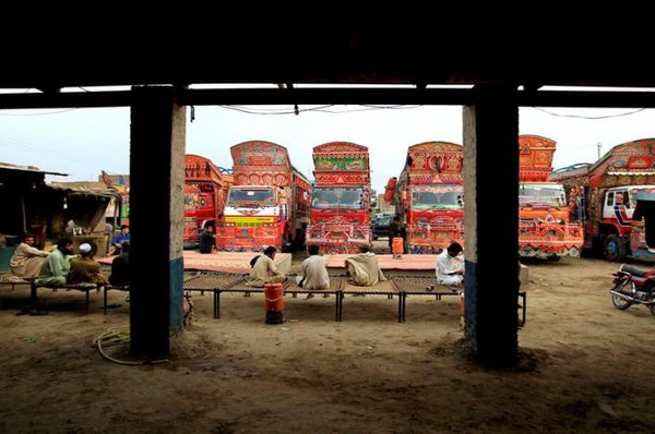 Para supir yang sedang istirahat di pemberhentian truk di Faisalabad, Pakistan. Silakan minta izin untuk berfoto-foto dengan truknya (Caren Firouz/REUTERS) Para supir yang sedang istirahat di pemberhentian truk di Faisalabad, Pakistan. Silakan minta izin untuk berfoto-foto dengan truknya (Caren Firouz/REUTERS)