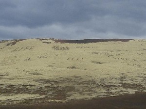 Kelewatan, Traveler Ukir Tulisan Tak Senonoh di Bukit Islandia