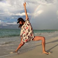 Tara berlatih yoga di pantai