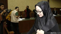 Ratu Atut sebelumnya pernah menjalani persidangan kasus suap terhadap mantan Ketua Mahkamah Konstitusi (MK) Akil Mochtar. Pada 1 September 2014. Dia dihukum 4 tahun penjara oleh majelis hakim Pengadilan Tipikor Jakarta. Hukuman tersebut diperberat Mahkamah Agung (MA) dalam putusan kasasi. Hukuman Ratu Atut menjadi 7 tahun penjara. 