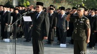 Djarot memberikan penghormatan saat memimpin upacara sebelum melakukan ziarah di Taman Makam Pahlawan (TMP) Kalibata Kalibata, Jakarta Selatan, Jumat (16/6/2017). Ziarah itu dalam rangka menyambut hari ulang tahun ke-490 Jakarta.