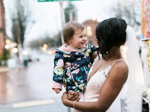 So Sweet! Impian Gadis Kecil Bertemu Putri Raja Akhirnya Terwujud di Trotoar