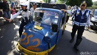 Pada razia yang dilakukan di Manggarai hari ini, ada sebanyak dua unit bemo yang dibawa petugas. Sementara empat sopir lainnya membuat surat pernyataan dengan materai yang isinya untuk tidak beroperasi kembali. 