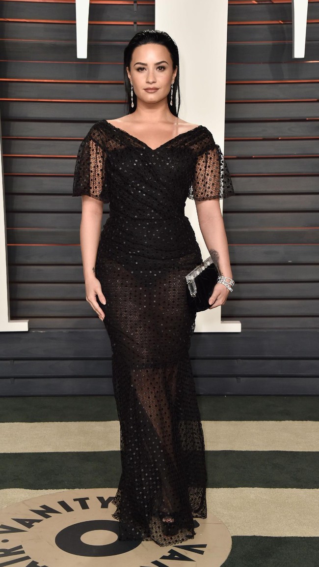 Demi Lovato attends the 2016 Vanity Fair Oscar Party Hosted By Graydon Carter at the Wallis Annenberg Center for the Performing Arts on February 28, 2016 in Beverly Hills, California.  (Photo by Pascal Le Segretain/Getty Images)