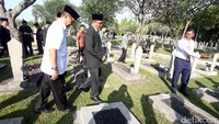 Djarot berjalan menuju makam wali kota pertama Jakarta, Suwirjo untuk melakukan tabur bunga.