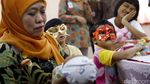 Mensos Temui Keluarga Joni-Isa yang Lahiran di atas Kardus Bekas