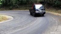 Pemudik yang melintasi jalan ini harus berhati-hati dan memerhatikan kondisi jalan serta atur kecepatan kendaraan.
