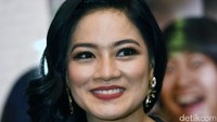 Apalagi ditambah make up dan pulasan lipstik merah. Pool/Noel/detikFoto.