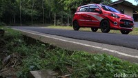 Bukan hanya itu, jalur ini rawan longsor karena beberapa tebing belum dipasangi Tembok Penahan Tanah (TPT). Jika hendak memberhentikan kendaraan, selalu lihat bahu jalan, sebab beberapa TPT saluran air yang ada di sepanjang jalan tersebut ambrol. Bila kurang waspada, kendaraan akan terperosok ke saluran air.