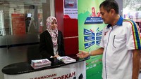 Tak hanya itu, Pertamina juga memfasilitasi penyaluran zakat, infaq, serta sedekah yang bekerja sama dengan lima lembaga penyalur zakat di Indonesia yakni Nurul Hayat, Daarul Quran, Al Azhar, Rumah Zakat, dan Badan Amil Zakat Nasional (Baznas).  Foto: dok. Pertamina
