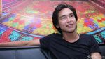 Lihat Senyuman Adipati Dolken Nggak Bikin Batal Puasa Kok