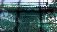 Para pekerja masih tampak menyelesaikan proyek bernilai puluhan triliun ini.