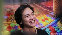Nggak bikin batal puasa kok kalau lihat senyuman Adipati ini. Foto: (Hanif Hawari/detikHOT)