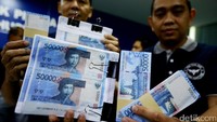 Untuk mempertanggungjawabkan perbuatannya, MA diganjar dengan jerat pidana Pasal 36 ayat (1) dan atau ayat (2) dan atau ayat (3) UU Nomor 7 Tahun 2011 tentang Mata Uang, dengan ancaman hukuman maksimal 10 tahun penjara. Agung menyampaikan hukuman bagi MA sekarang pasti jauh lebih berat dari hukumannya kemarin.
