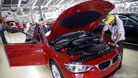 Pekerja mengecek mesin mobil BMW. Komponen yang dirakit di sini sudah dalam bentuk incompletely knocked down. 