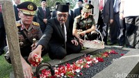 Djarot melakukan tabur bunga di makam wali kota pertama Jakarta, Suwirjo dan para pahlawan.