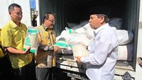 Novanto meninjau sembako yang akan dibagikan.