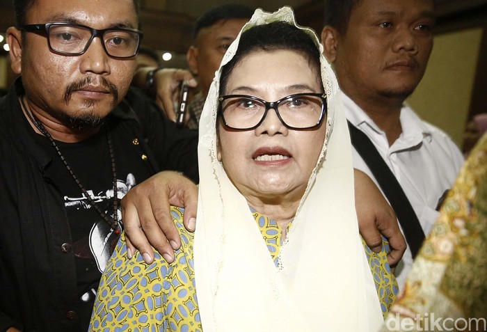 Eks Menteri Kesehatan (Menkes) Siti Fadilah divonis 4 tahun penjara. Siti terbukti bersalah melakukan tindak pidana korupsi dalam pengadaan alat kesehatan tahun 2005.