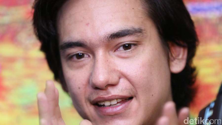 Lihat Senyuman Adipati Dolken Nggak Bikin Batal Puasa Kok