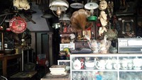 Untuk gramofon alias pemutar piringan hitam klasik, harganya bisa mencapai jutaan rupiah. Tergantung tingkat kelangkaan barang juga, semakin langka dan tua barang, harganya akan semakin mahal  (Wahyu/detikTravel) Untuk gramofon alias pemutar piringan hitam klasik, harganya bisa mencapai jutaan rupiah. Tergantung tingkat kelangkaan barang juga, semakin langka dan tua barang, harganya akan semakin mahal  (Wahyu/detikTravel)